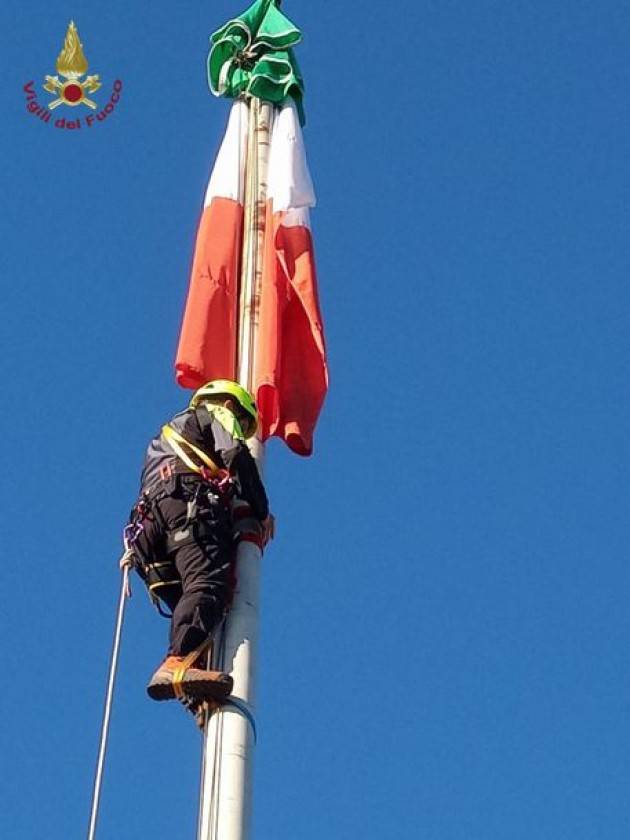 I pompieri 'liberano' il tricolore sul Mastio di Bergamo Alta