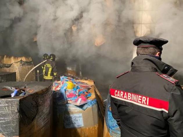 Incendio in un deposito di giornali e libri a Giussano