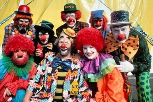f1_0_basta-con-i-pagliacci-che-torturano-la-vita-degli-italiani-arnaldo-de-porti.jpg