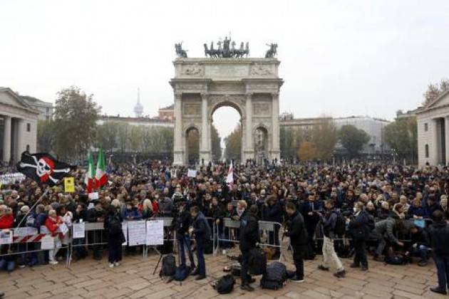 A Milano migliaia in piazza con Robert Kennedy Jr