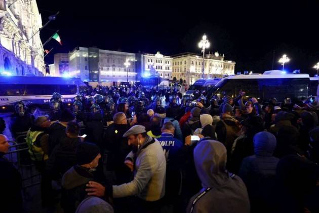 ASSESSORE Casalasco NO VAX PARTECIPA A CORTEO DI TRIESTE SENZA MASCHERINA