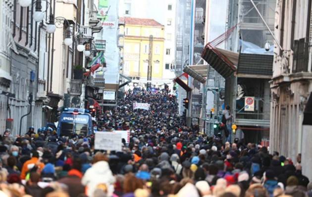 ASSESSORE Casalasco NO VAX PARTECIPA A CORTEO DI TRIESTE SENZA MASCHERINA