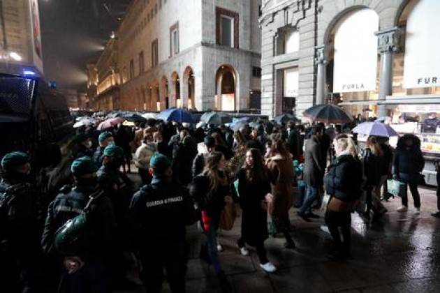 Tre arresti e 91 identificati a Milano