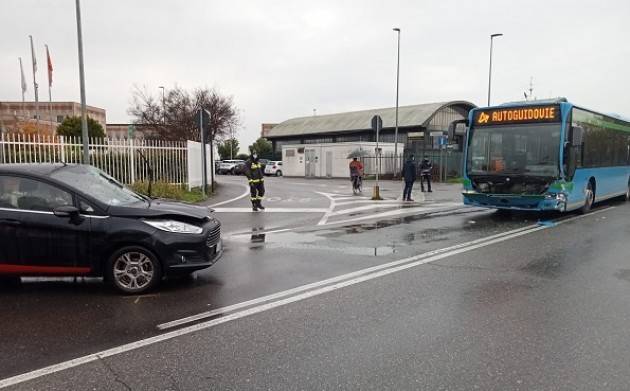 #CREMA  AUTO SI SCHIANTA CONTRO PULLMAN: ELISOCCORSO PER UNA 23ENNE