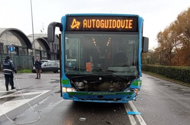 #CREMA  AUTO SI SCHIANTA CONTRO PULLMAN: ELISOCCORSO PER UNA 23ENNE