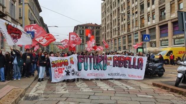 A Milano studenti in corteo per chiedere una scuola ''diversa''