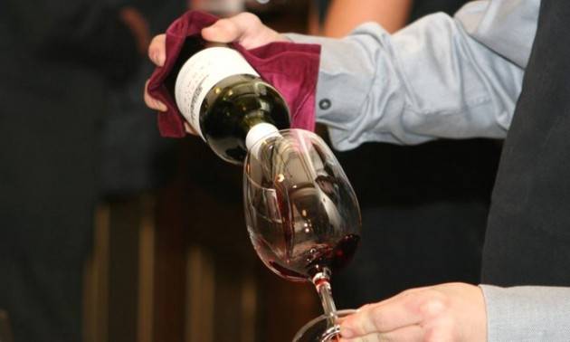 Quale vino bevono gli italiani? Vincono i rossi con il 65%