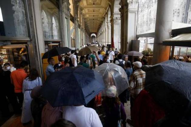 Prefetto Milano, invito uso mascherina all'aperto