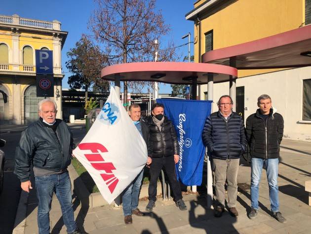 CNA Anche a Cremona i tassisti in sciopero Presidio in stazione FF.S.