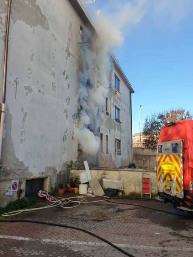 Incendio in palazzo nel Milanese, due intossicati lievi