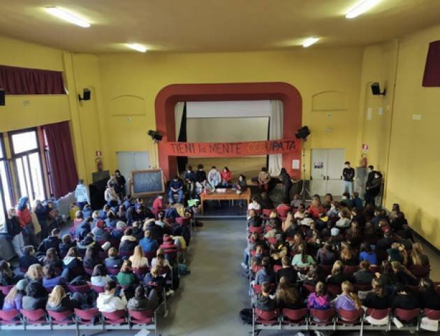 A Milano studenti Manzoni occupano aula magna,vogliamo spazi