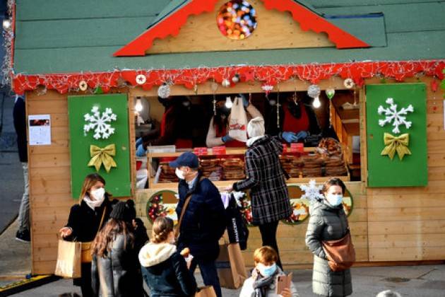 A Milano inaugurato il Mercatino di Natale in piazza Duomo