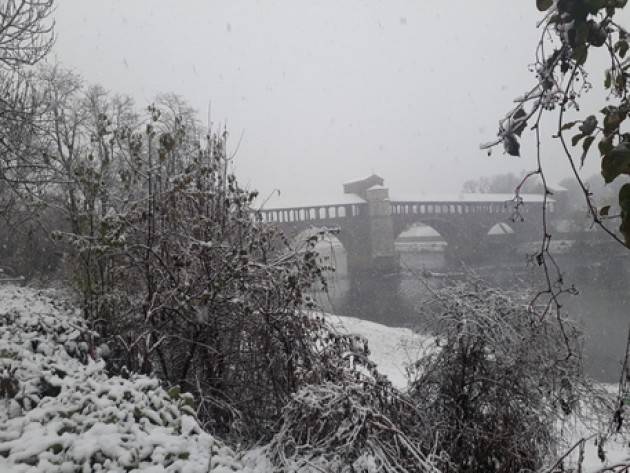 Disagi per la neve sulle strade del Pavese, un ferito grave