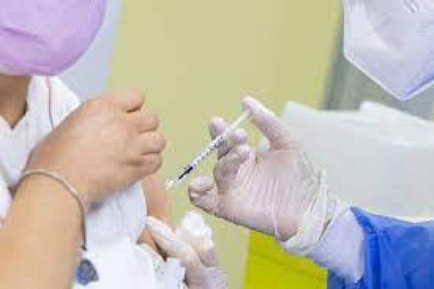 Fontana, 4 milioni di lombardi prenotato terza dose