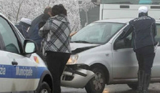  CR Cavalcavia tangenziale lastra di ghiaccio. Tamponamenti e feriti. 
