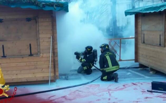 Bergamo, fiamme nella casetta dei mercatini in Piazza Matteotti - FOTO