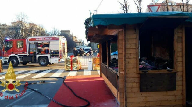 Bergamo, fiamme nella casetta dei mercatini in Piazza Matteotti - FOTO