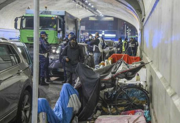 Polizia locale sgombera clochard da tunnel Centrale