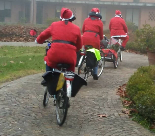 Cremona Babbo Natale arriva in bicicletta per fare gli auguri ai bambini