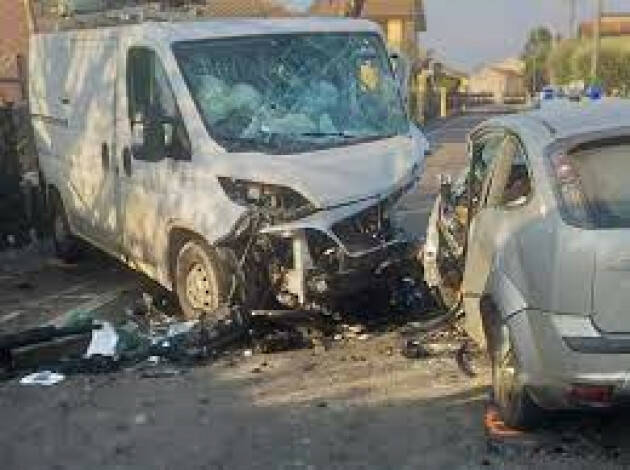 Fugge al posto di blocco e si schianta contro furgone, morto
