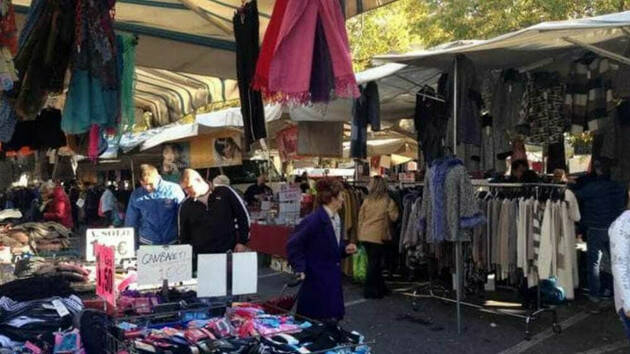 Piacenza Il commerciante non denuncia la signora anziana che gli ruba sulla bancarella
