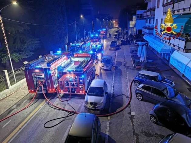 ALBERO DI NATALE IN CORTOCIRCUITO: GRAVE UNA DONNA A MILANO