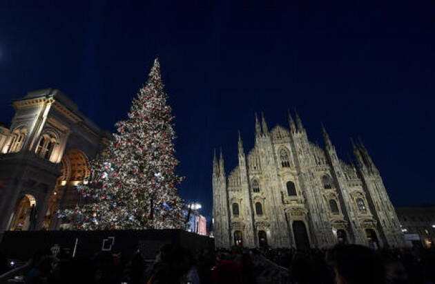 Aggredisce 52enne con cocci bottiglia in centro a Milano, preso
