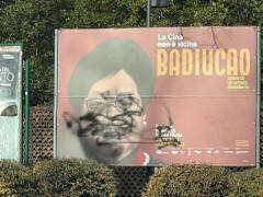A Brescia vandalismo manifesti mostra dissidente cinese Badiucao