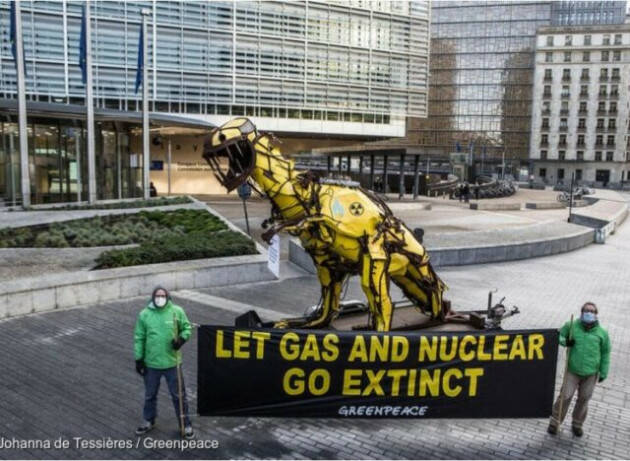 Tassonomia Ue, Greenpeace e Wwf: è una licenza per il greenwashing su nucleare e gas