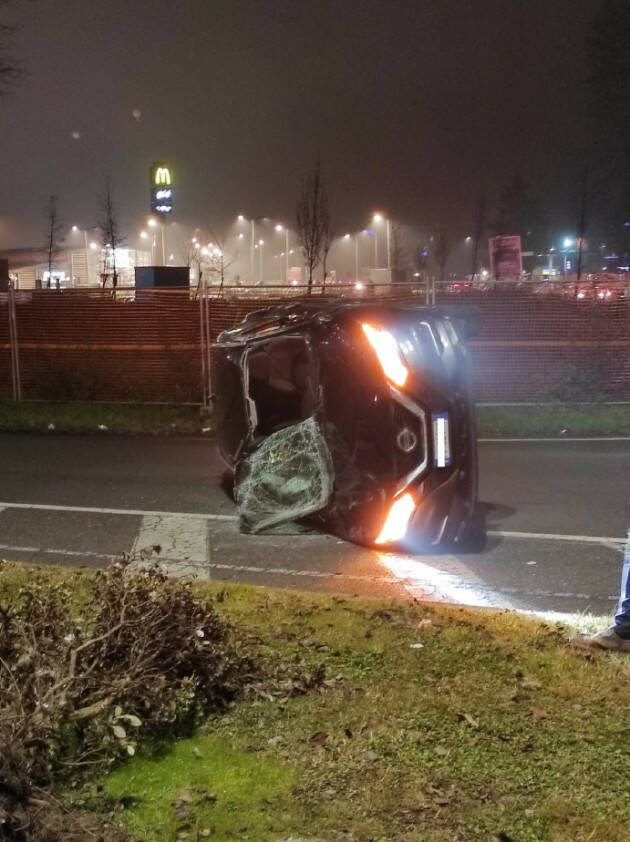 MANCATA PRECEDENZA. AUTO SI RIBALTA AL RONDO'