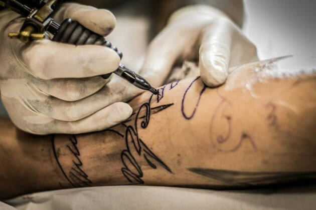 Tatuaggi più sicuri grazie alle nuove norme europee sugli inchiostri