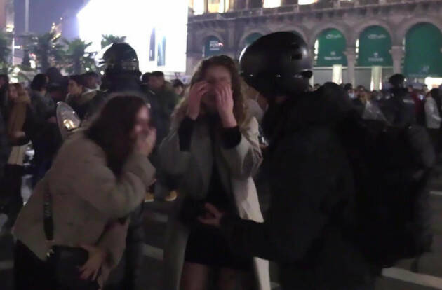 Aggressioni in piazza Duomo, due fermati: 'Non ho molestato le ragazze' - VIDEO