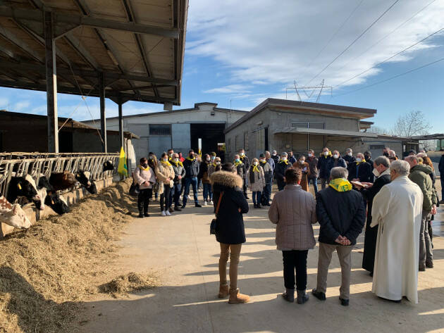 S. Antonio, benedizione in cascina per gli animali delle aziende agricole - Coldiretti Cremona raccolta in preghiera a Izano