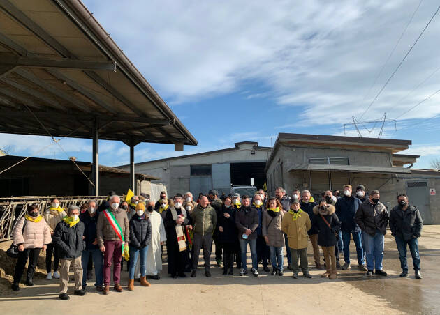 S. Antonio, benedizione in cascina per gli animali delle aziende agricole - Coldiretti Cremona raccolta in preghiera a Izano