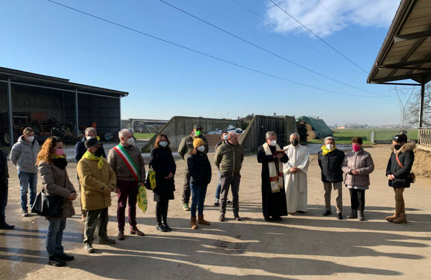 S. Antonio, benedizione in cascina per gli animali delle aziende agricole - Coldiretti Cremona raccolta in preghiera a Izano