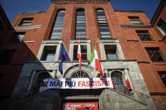 Cgil Milano denuncia, strappato striscione 'Mai più fascismi'