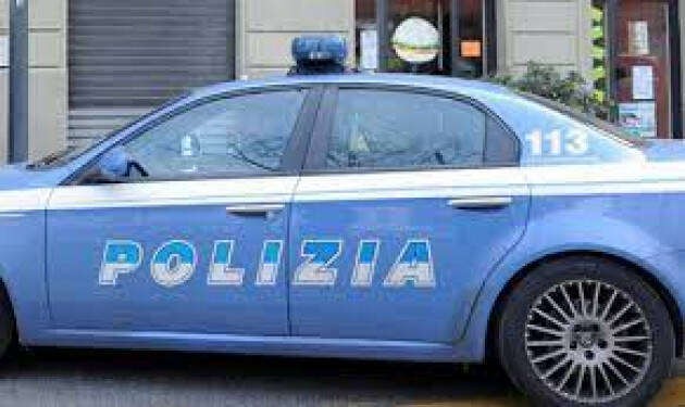 Con piccone sfonda finestrini auto e cerca rubare in una casa