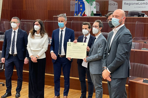 Degli Angeli, presidente del comitato paritetico, premia due giovani lombardi