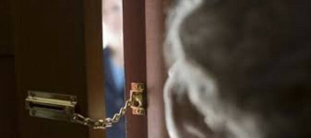 Finti poliziotti in casa di anziani, ad aspettarli in strada agenti veri