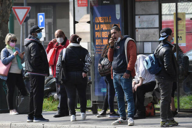 Due uomini picchiati da un gruppo alla fermata del bus a Milano