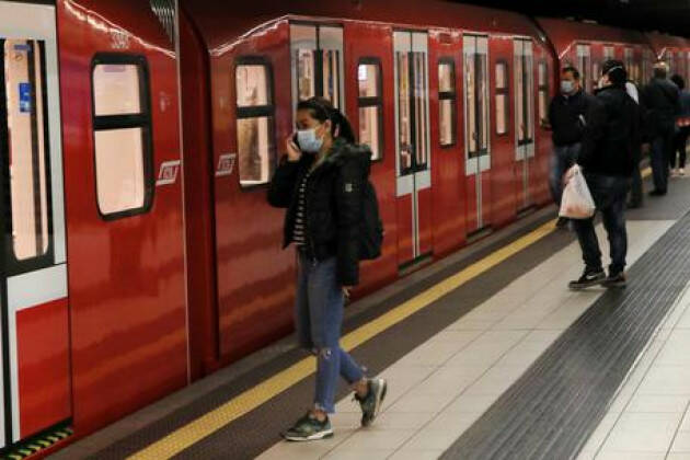Ragazza di butta sui binari della metro a Milano, illesa