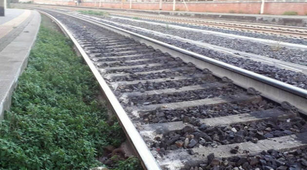 PAVIA NEONATO TRASCINATO PER 20 METRI DA TRENO MERCI