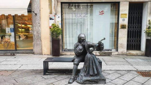 La Casa Stradivari era sita nel cortile  del n. 57 C.Garibaldi | Gualtiero Nicolini