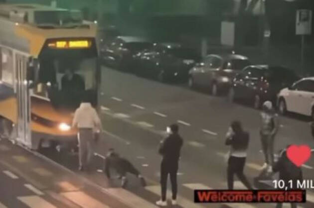 Bloccano tram a sassate e fanno flessioni su binari a Milano