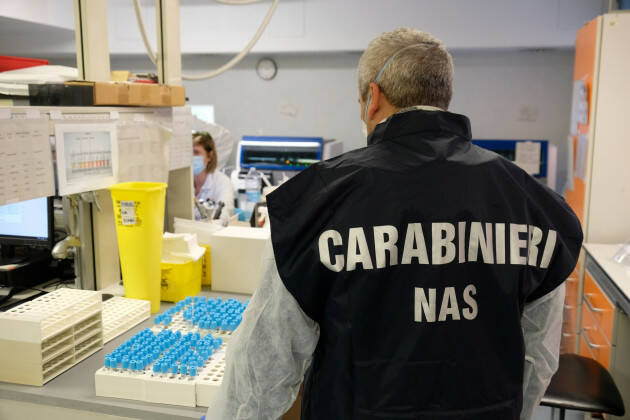 Covid, operazione dei Nas in tutta Italia: chiusi 21 punti prelievo per tamponi rapidi