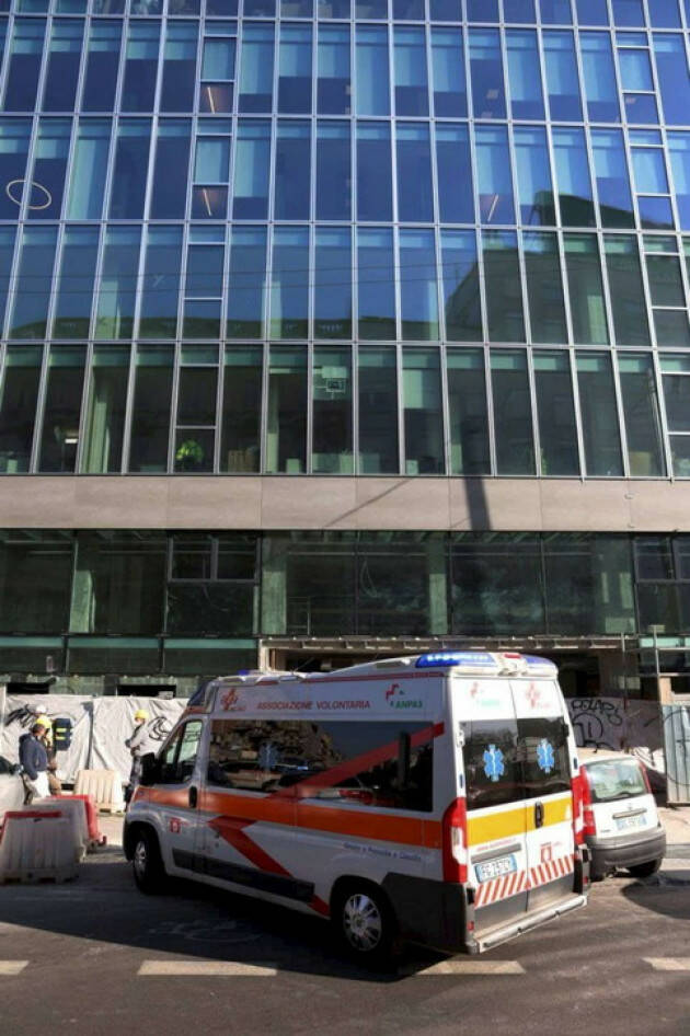 MILANO : PRECIPITANO NEL VANO ASCENSORE : MUORE OPERAIO UN'ALTRO GRAVISSIMO