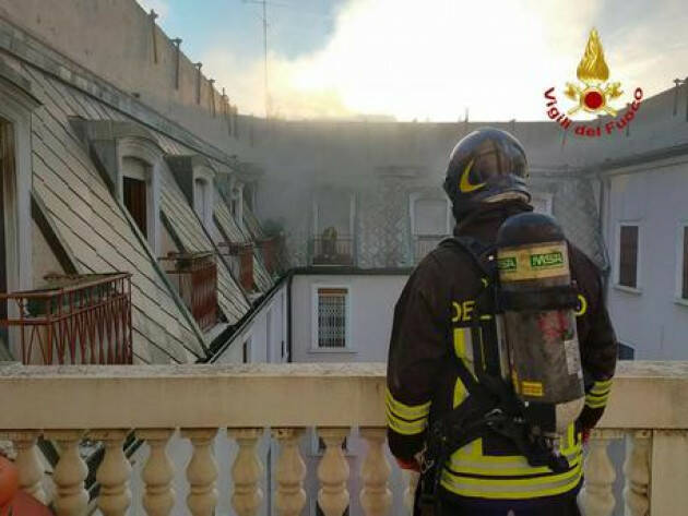 Incendio in un appartamento nel pieno centro di Milano