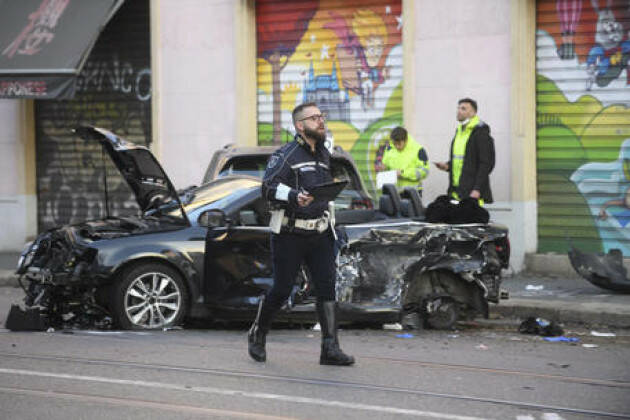 Auto passa col rosso a Milano, 5 giovani feriti, uno grave