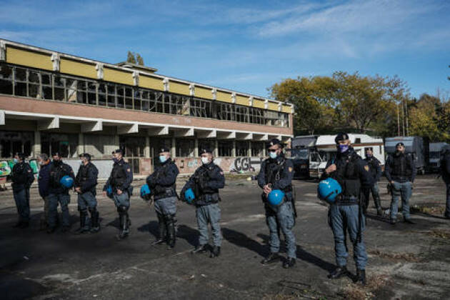 Rave party alle porte di Milano con centinaia di ragazzi