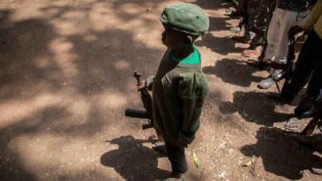 Oltre 93 mila casi di bambini-soldato negli ultimi 15 anni